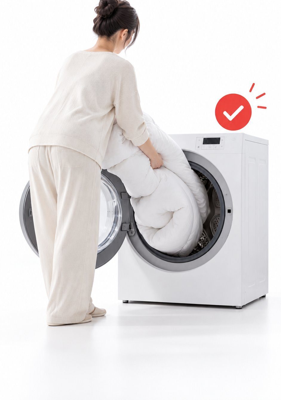 掛け布団を洗濯機に入れる女性